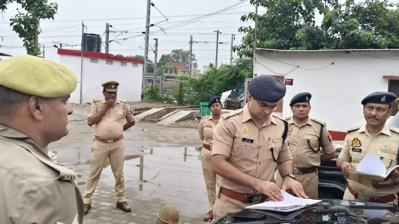 Chandauli News: चुस्त-दुरुस्त पुलिसिंग: एसपी चंदौली ने परेड का किया निरीक्षण, अपराध नियंत्रण पर दिया जोर