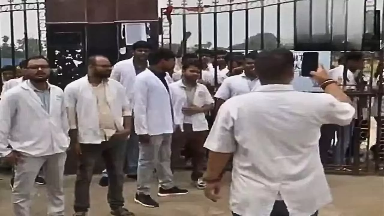 हम न्याय चाहते हैं,दोषियों को फांसी दो! पटना कॉलेज में गोलीकांड के बाद फूटा छात्रों का गुस्सा,कैंपस के बाहर भारी पुलिस बल तैनात!