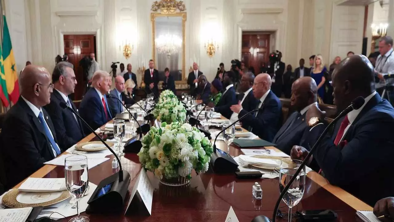 Trump ने अफ्रीकी राष्ट्राध्यक्षों को सरेआम किया बेइज्जत! व्हाइट हाउस में ट्रंप का डिप्लोमैटिक ड्रामा,मचा कूटनीतिक भूचाल