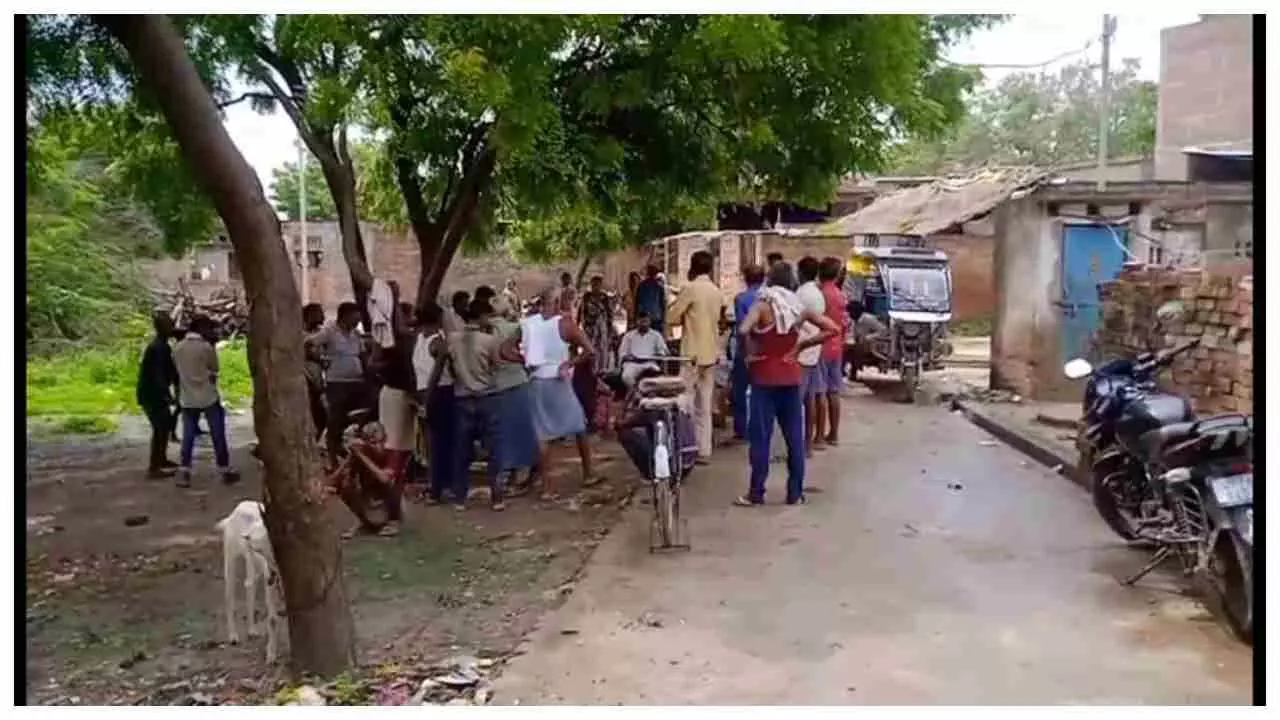 Fatehpur News: संदिग्ध परिस्थितियों में महिला का शव फांसी के फंदे पर लटका मिला, पिता ने लगाया दहेज हत्या का आरोप, पुलिस जांच में जुटी