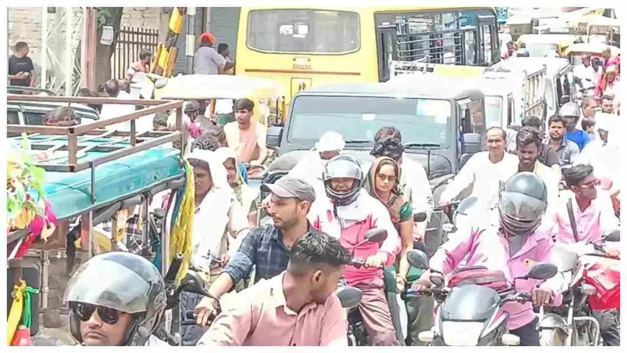 Auraiya News: दिल्ली-हावड़ा रेलमार्ग पर जाम से प्रभावित हुआ यातायात, लंबे समय तक खुला रहा रेलवे फाटक