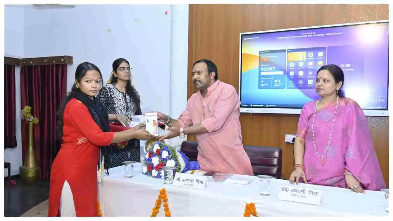 UP News: नवयुग कन्या महाविद्यालय में विद्यार्थी विवेकानंद युवा सशक्तिकरण योजना के तहत स्मार्टफोन वितरण समारोह: छात्राओं में दिखा भारी उत्साह