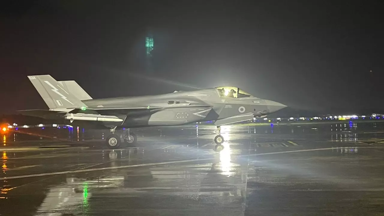 केरल में खड़े ‘खटारा’ F-35B ने खोली ब्रिटेन के टेक्नोलॉजिकल नाकामी की पोल, स्टील्थ फाइटर के इंजीनियरिंग फेलियर पर पूरी दुनिया में उठे सवाल