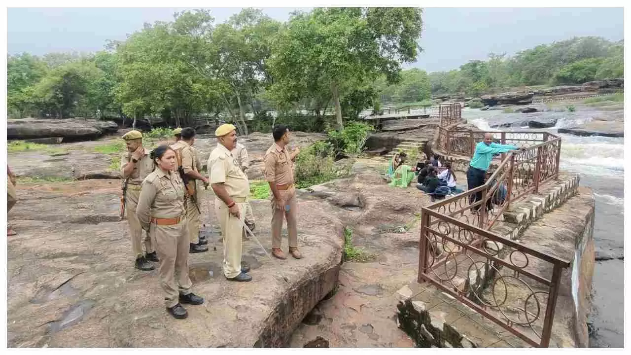 Chandauli News: नौगढ़ में पुलिस और पीएसी का सघन चेकिंग अभियान, पर्यटकों और राहगीरों में बढ़ी सुरक्षा की भावना