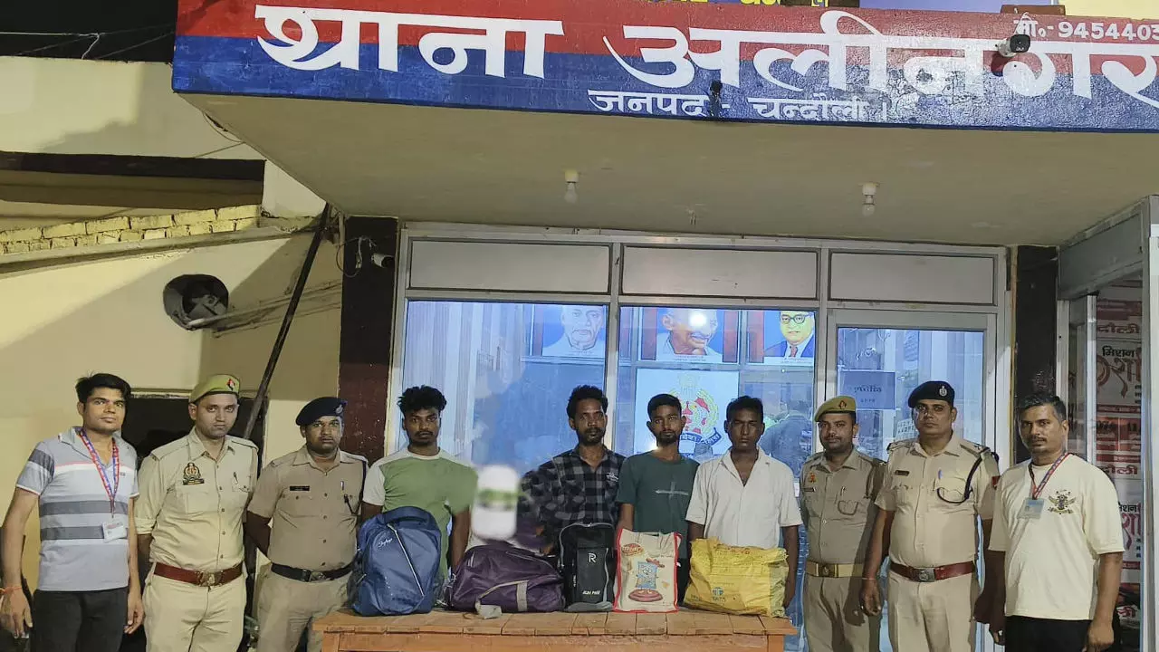 Chandauli News: अलीनगर पुलिस और आरपीएफ की बड़ी कार्रवाई, रेलवे ओवरब्रिज के पास से ₹45,000 की अवैध शराब बरामद, चार तस्कर गिरफ्तार