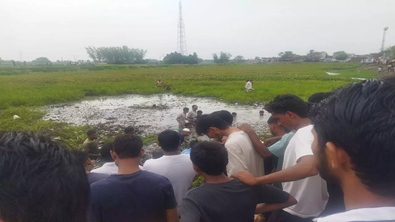 Hapur News: 9 वर्षीय बालक तालाब में डूबा, ग्रामीण और पुलिस तलाश में जुटे
