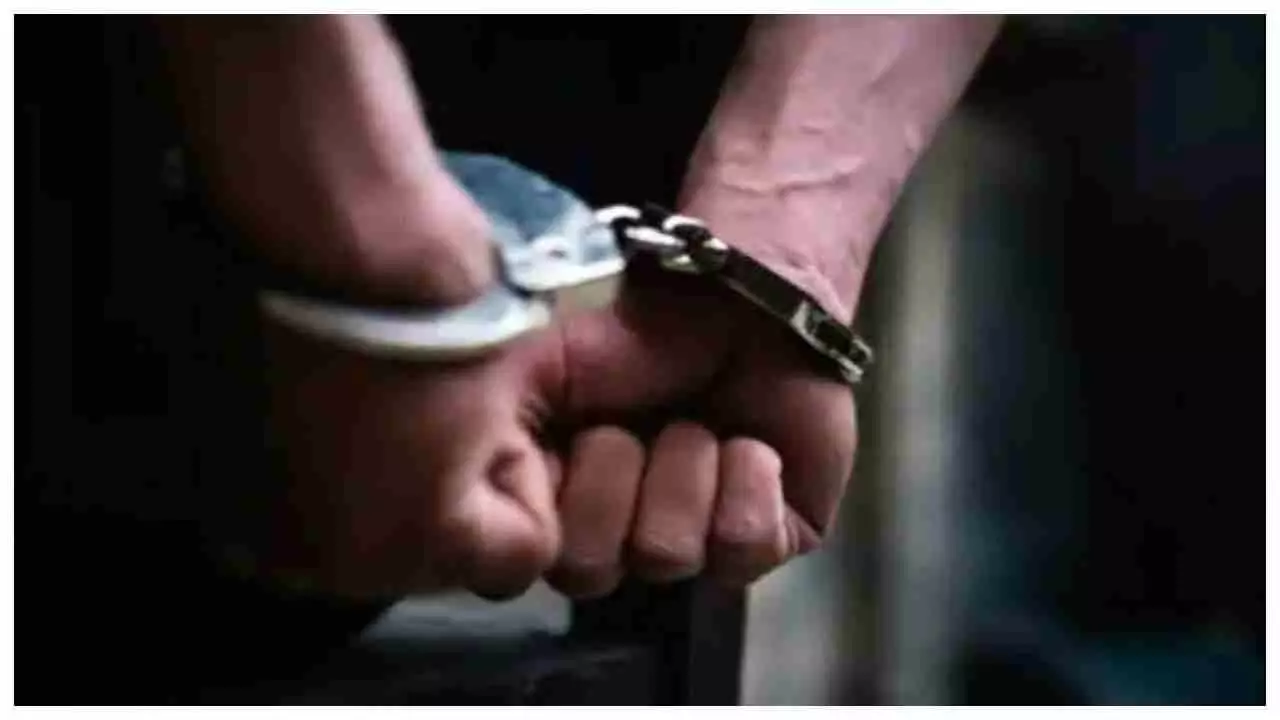Chandauli News:  कंदवा पुलिस की बड़ी कार्रवाई, दो मोटरसाइकिल से ले जा रहे भारी मात्रा में अवैध शराब के साथ तीन तस्कर गिरफ्तार