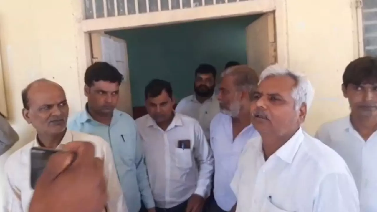 Etah News: तहसीलदार के खिलाफ बार का बहिष्कार जारी, अधिवक्ता दो गुटों में बंटे