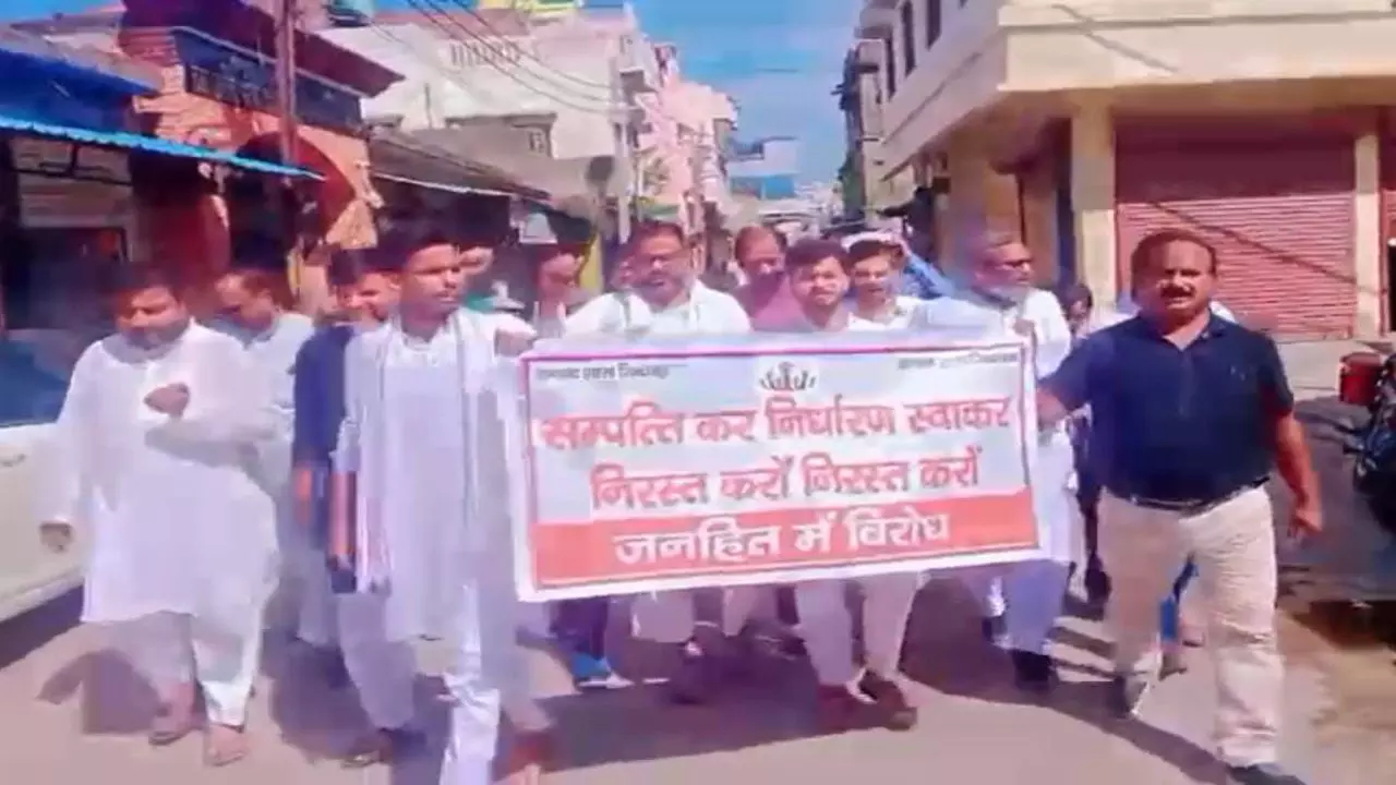 Gonda News: मनमानी संपत्ति कर और स्वकर प्रणाली के विरोध में सभासदों का प्रदर्शन, तहसील में सौंपा ज्ञापन