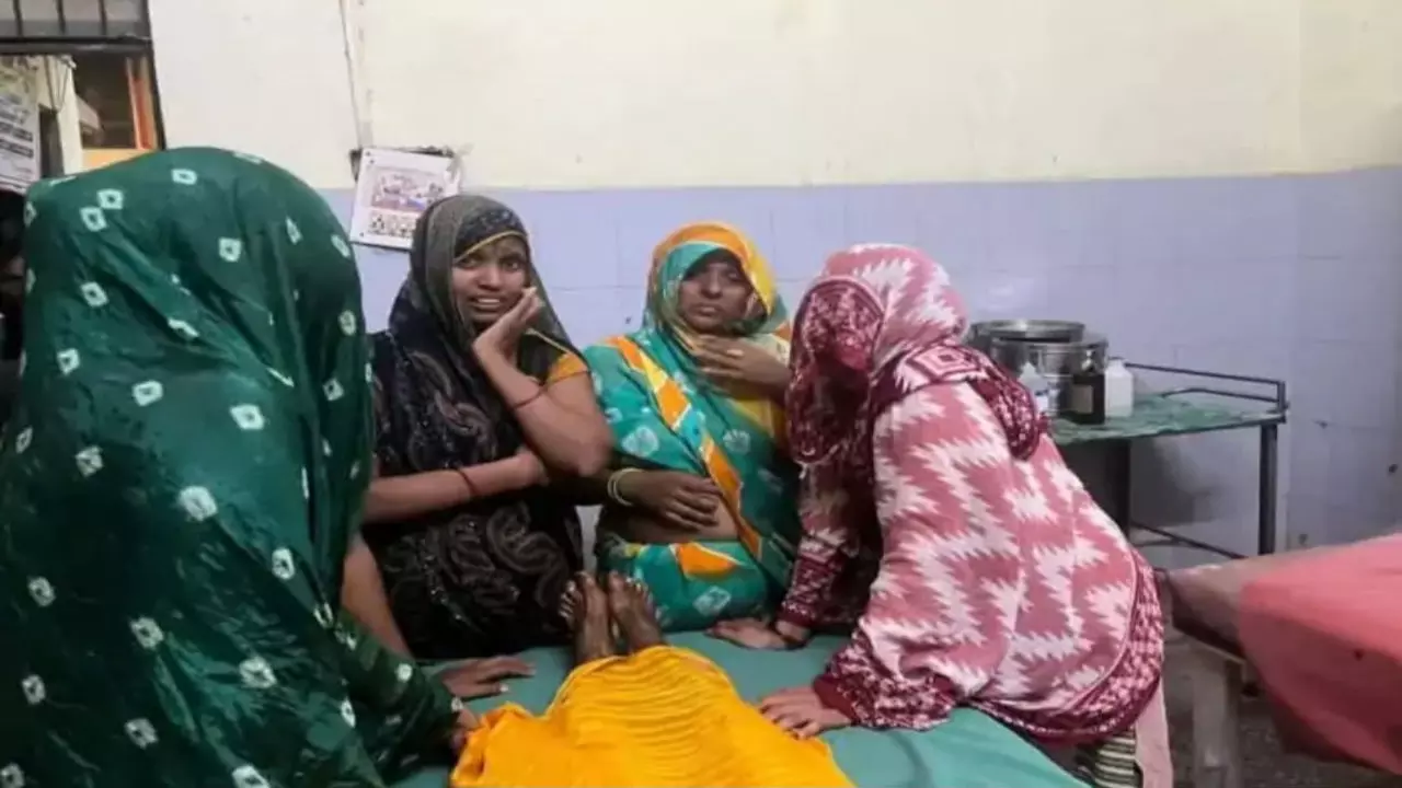 Auraiya News: करंट लगने से महिला की मौत, परिवार में कोहराम: पोस्टमार्टम से इनकार