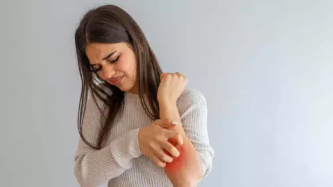 बारिश में क्यों बढ़ जाती है खुजली? जानिए इसके पीछे की वजह और तुरंत राहत पाने के आसान घरेलू उपाय