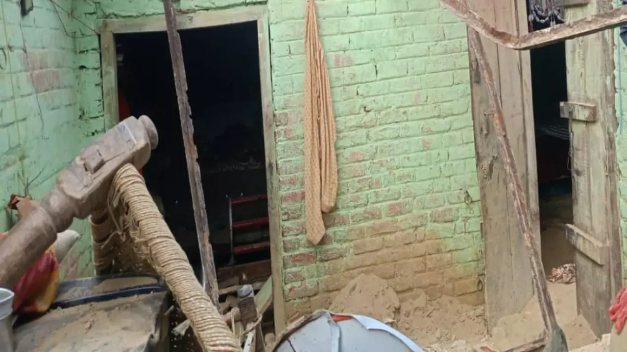 Hapur News: रघुनाथपुर गांव में दर्दनाक हादसा, छत गिरने से किशोर की मौत, चार घायल