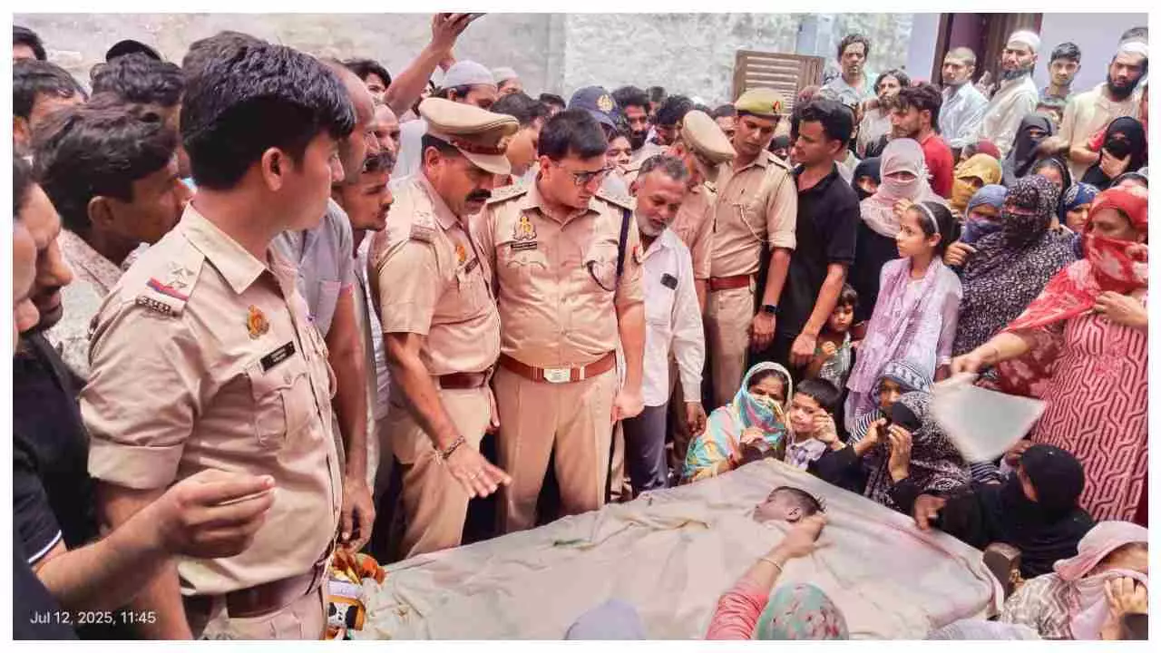 Hapur News: तालाब में डूबने से बालक की मौत, घंटों की मशक्कत के बाद मिला शव, परिजनों को रों रोकर बुरा हाल