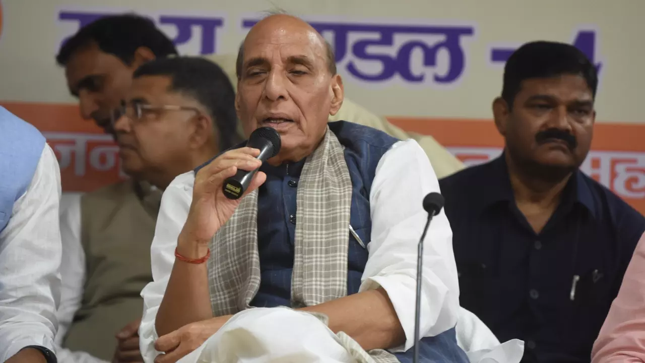 Lucknow News: लखनऊ में राजनाथ सिंह ने भरी हुंकार! प्रबुद्ध जन संवाद कार्यक्रम में विपक्ष पर बोला हमला, कहा- जातिवाद में उलझाना चाहता है विपक्ष