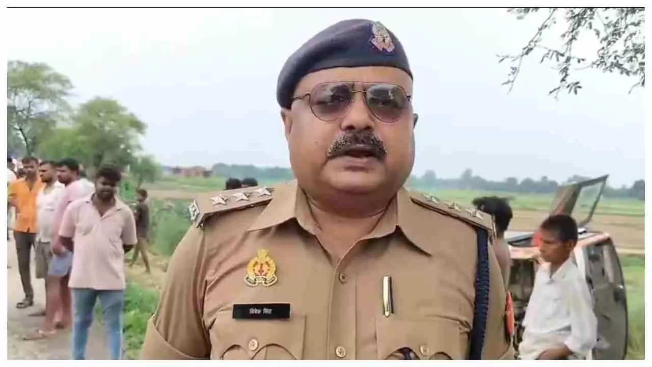 Jaunpur News: डंपर को क्रॉस करते समय पलटी बस, कई यात्री घायल