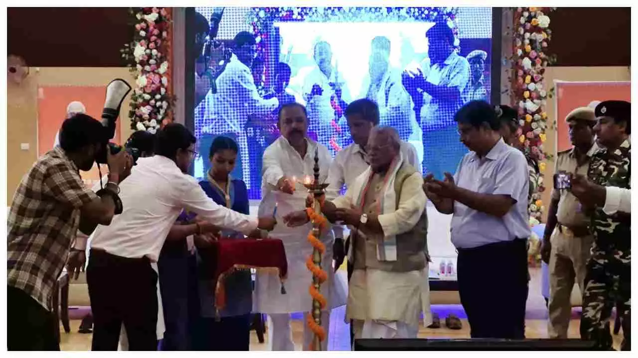 Chandauli News: डीडीयू मंडल में आयोजित रोजगार मेला में 123 युवाओं को मिला नियुक्ति पत्र