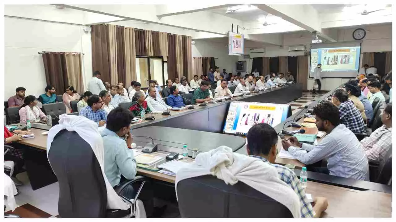 Chandauli News: चंदौली में शिक्षा की गुणवत्ता सुधारने पर ज़ोर, जिलाधिकारी ने चहनियां के खण्ड शिक्षा अधिकारी को हटाने  को दिए निर्देश