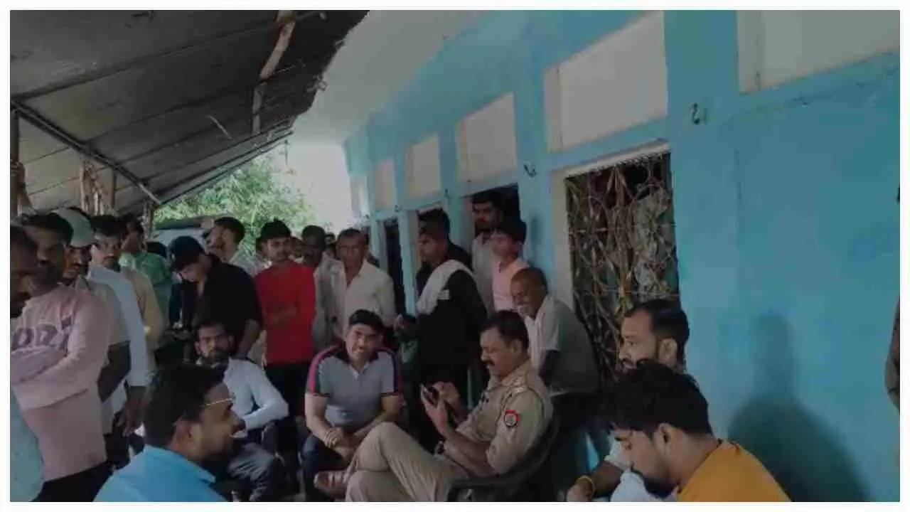 Jalaun News:  झोलाछाप डॉक्टर के गलत इंजेक्शन से युवक की मौत का आरोप, पुलिस जांच में जुटी