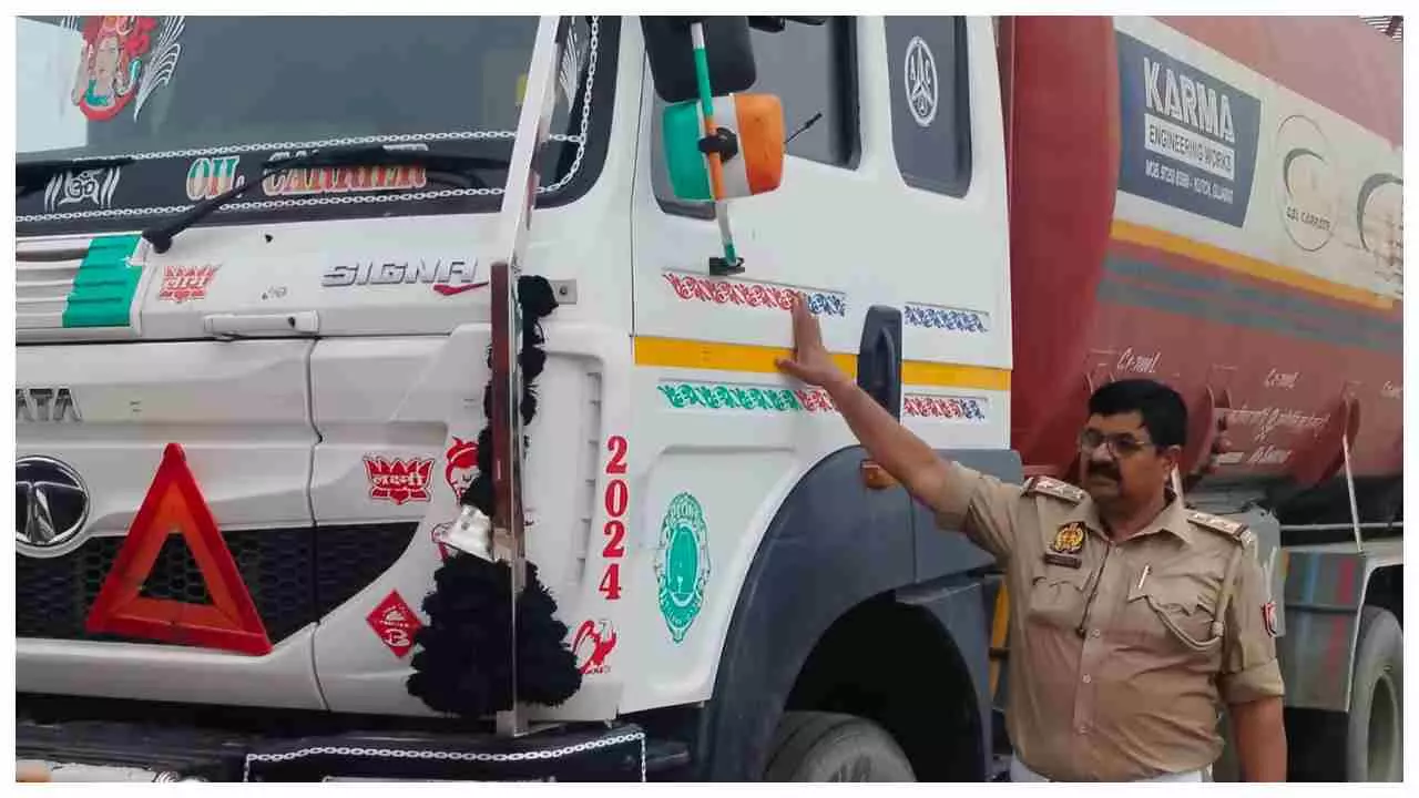Chanduali News: यातायात निरीक्षक की कार्रवाई से हड़कंप, सर्विस रोड जाम करने वाले दर्जनों ट्रक चालकों पर लगा जुर्माना