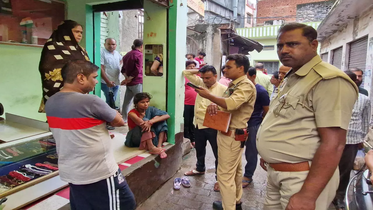 Etawah News: भरथना में सर्राफा दुकान से टप्पेबाजी करती महिला रंगेहाथ पकड़ी गई