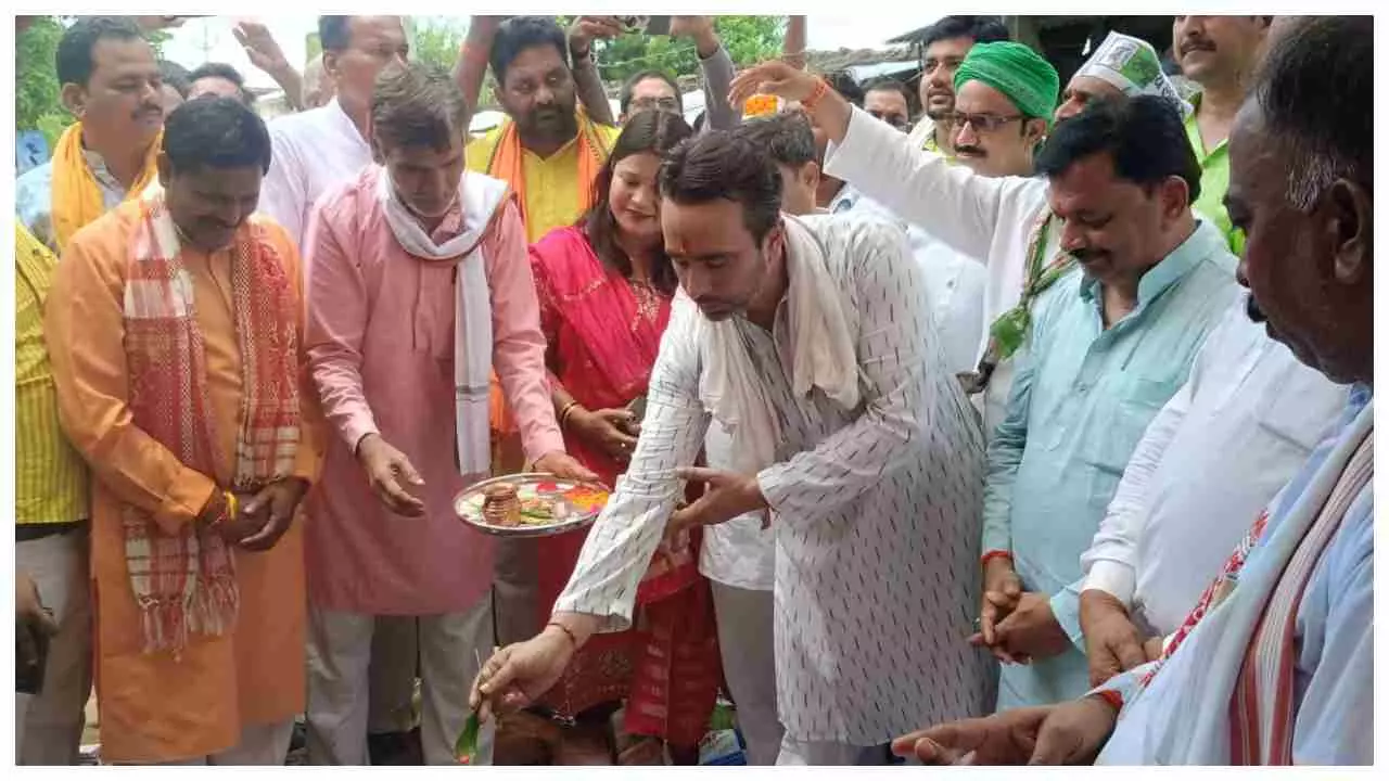 Kushinagar News: केंद्रीय राज्यमंत्री जयंत चौधरी ने शहीद सत्यवान सिंह को दी श्रद्धांजलि, शहीद स्मृति द्वार का किया शिलान्यास