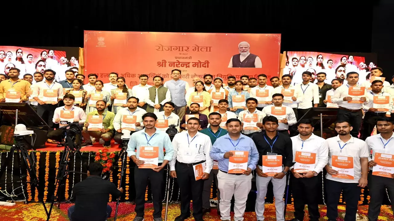 Jhansi News: रोजगार मेला में 190 अभ्यर्थियों को नियुक्ति पत्र, केंद्रीय राज्य मंत्री बोले- सरकार रोजगार सृजन को प्राथमिकता दे रही