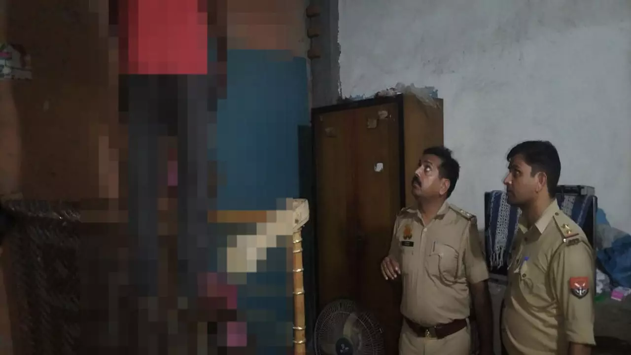 Hapur News: कर्ज से परेशान युवक ने फांसी लगाकर की आत्महत्या, गांव में मचा कोहराम