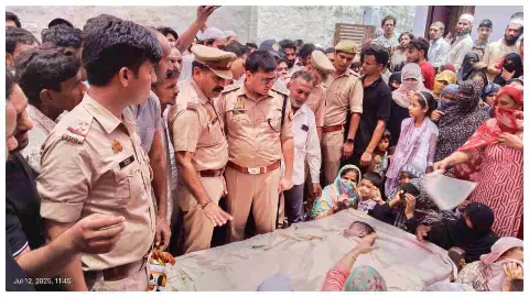 Hapur News: तालाब में डूबने से बालक की मौत, घंटों की मशक्कत के बाद मिला शव, परिजनों को रों रोकर बुरा हाल Hapur News: तालाब में डूबने से बालक की मौत, घंटों की मशक्कत के बाद मिला शव, परिजनों को रों रोकर बुरा हाल