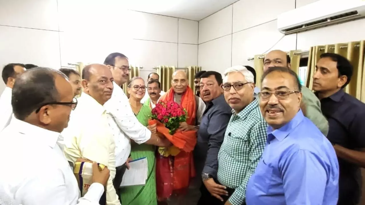 Lucknow News: लखनऊ में व्यापारियों ने रक्षा मंत्री से की मुलाकात: व्यापारी कल्याण बोर्ड के गठन की मांग, 6 बड़ी मांगों को लेकर सौंपा ज्ञापन