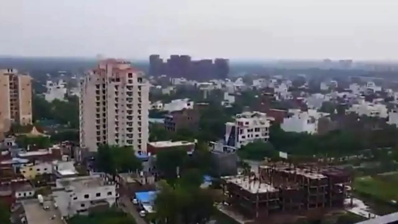 Lucknow News: शहर में बारिश और जलभराव से जनजीवन अस्त-व्यस्त, बिजली गिरने से एक की मौत, घर में लगी आग