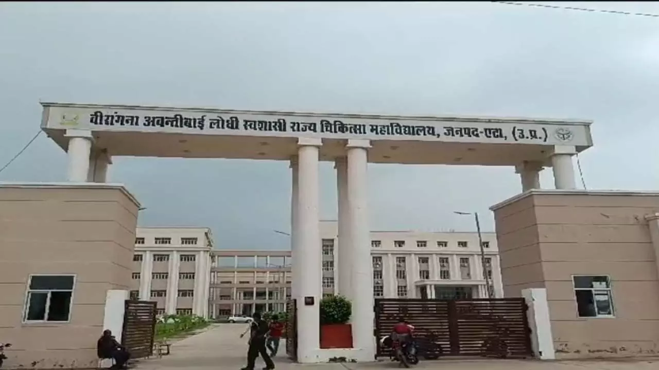 Baby given birth in car at Etta Medical College, gate, doctor also doing treatment in papers