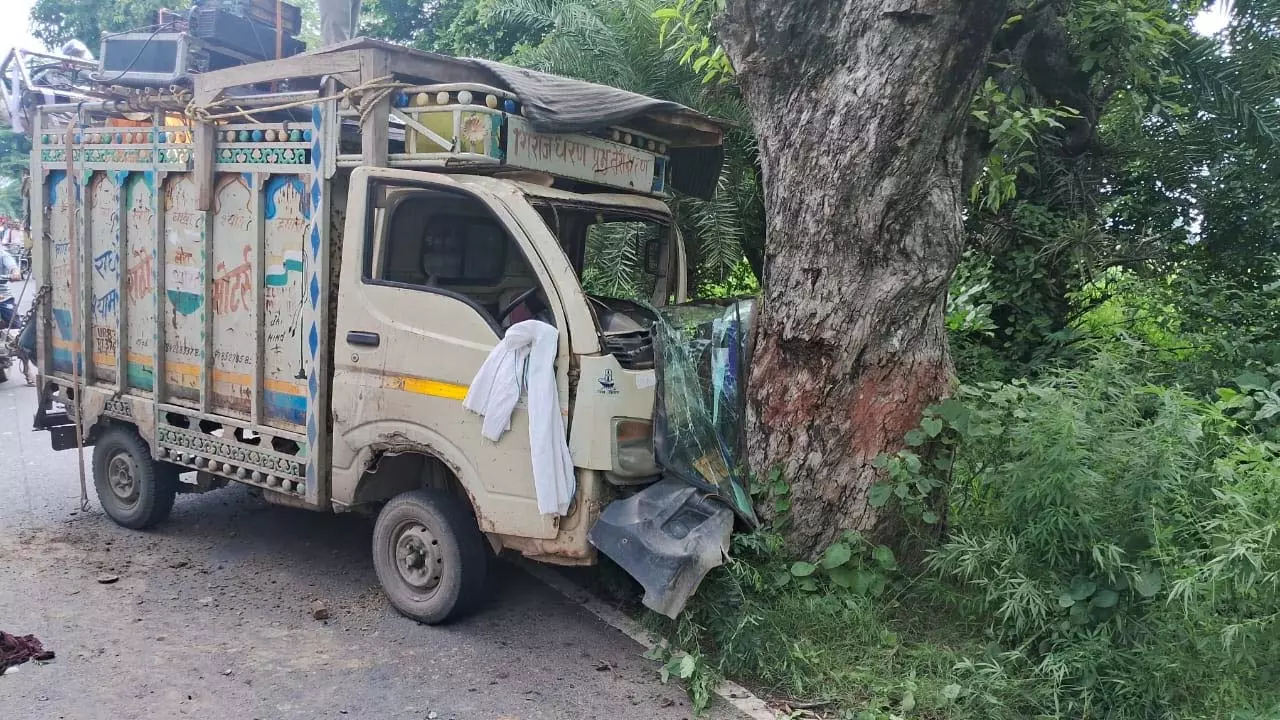 Tampo of Kanvari going to Soron hit tree with burst tire, seven injured from Rajasthan; Chars condition is critical