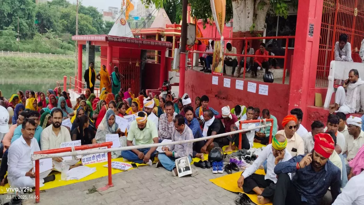 Rajbhar Samajs sit-in after the bloody struggle between the Rajbhar family and the Singh family, the administration demanded recognition; SIT formed