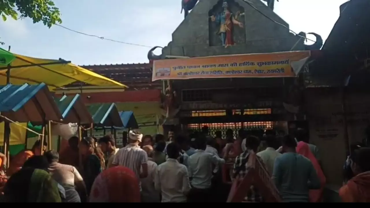 Raebareli News: रायबरेली के शिव मंदिरों में उमड़ी भक्तों की भीड़, सावन के पहले सोमवार पर जग मोहनेश्वर मंदिर में लगा तांता