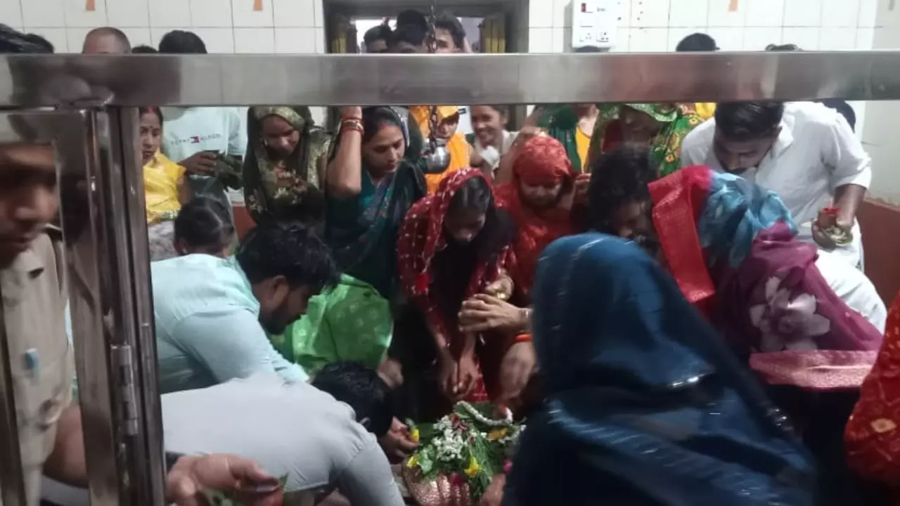Chandauli News: सावन के पहले सोमवार पर बाबा कालेश्वर नाथ मंदिर में उमड़ा श्रद्धालुओं का जनसैलाब, जानिए दर्शन से क्या मिलता है लाभ