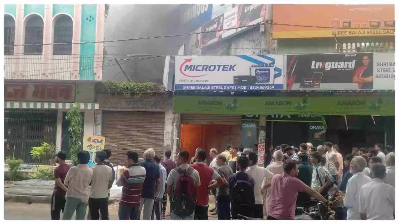 Hapur News: इन्वर्टर-बैटरी की दुकान में भीषण आग, लाखों का नुकसान, दो घंटे बाद काबू में आई लपटें
