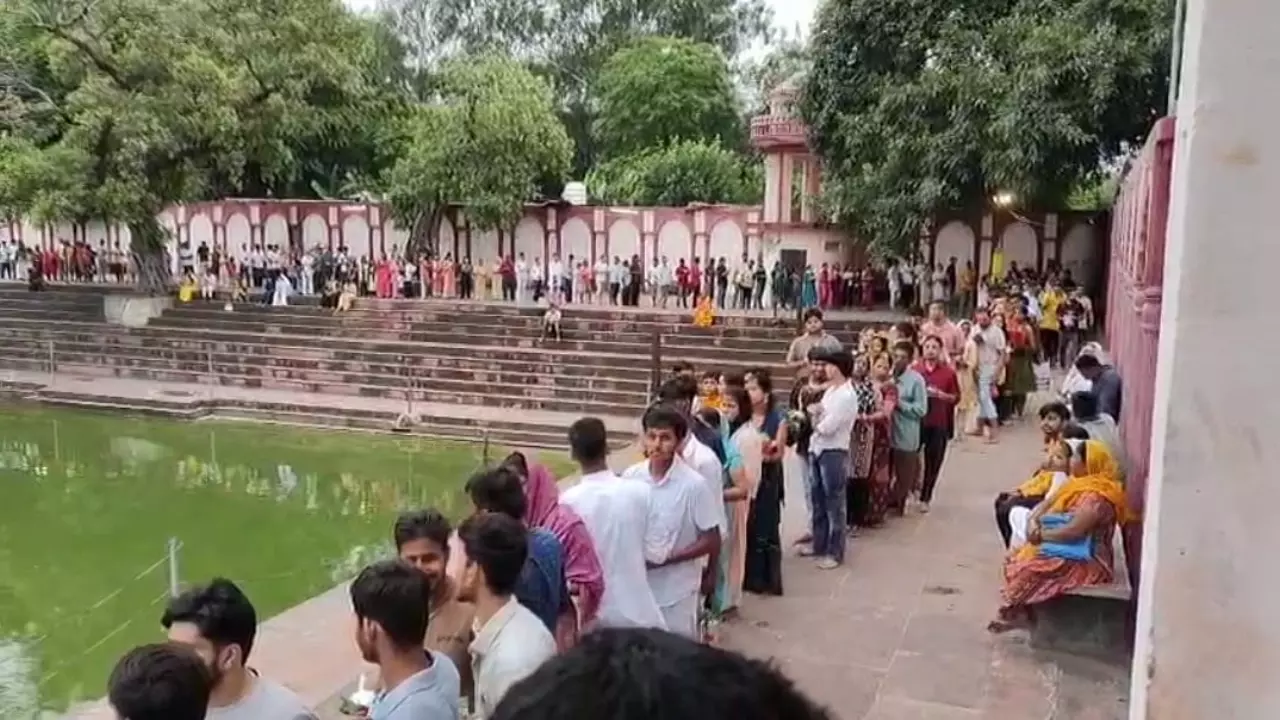 Bareilly News: धोपेश्वरनाथ मन्दिर में भोलेनाथ के दर्शन और जलाभिषेक के लिए भक्तों की लगी लंबी कतारें