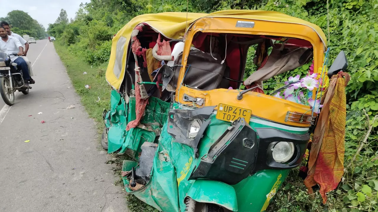 Barabanki News: तेज रफ्तार बस ने ऑटो को मारी टक्कर, दो युवकों की दर्दनाक मौत