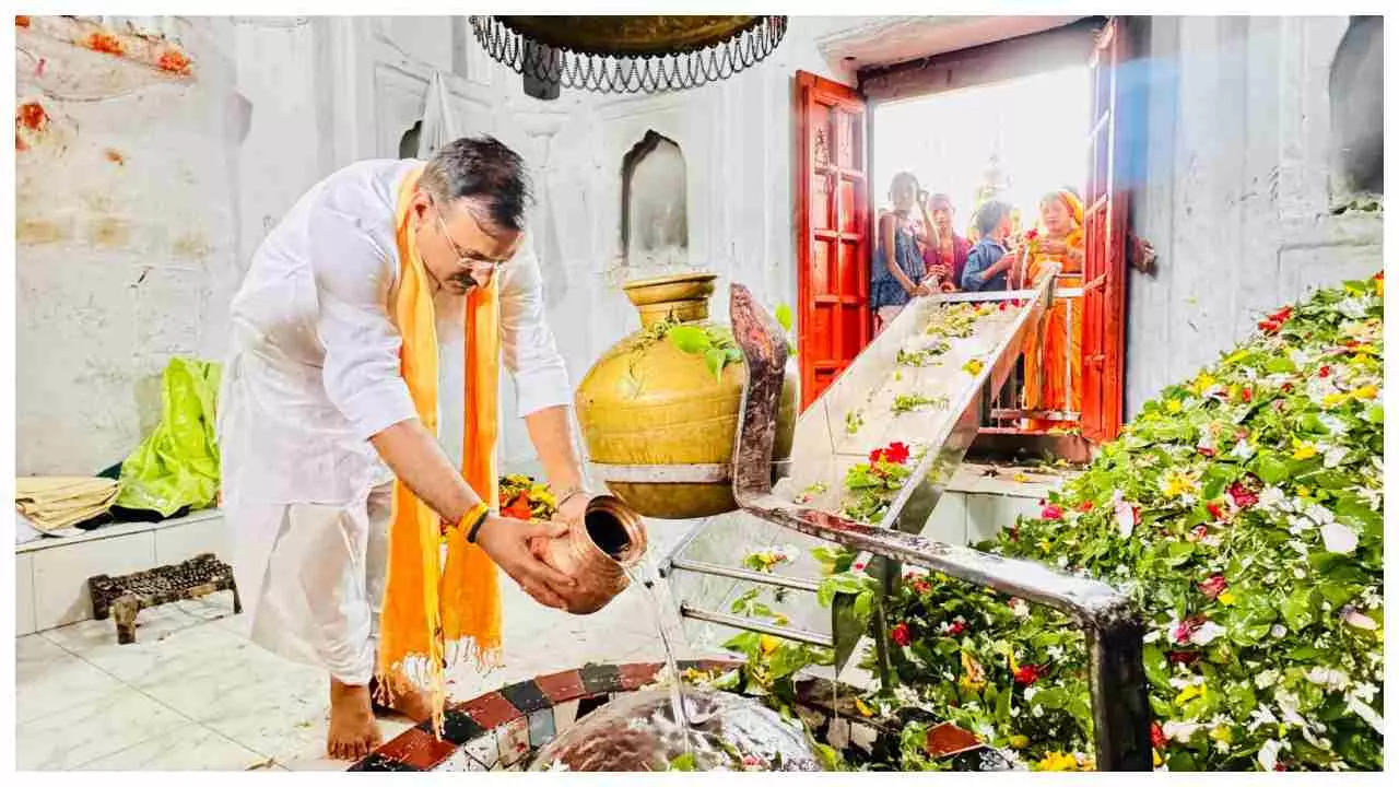 Siddharthnagar News: पूर्व मंत्री डॉ. सतीश द्विवेदी ने कटेश्वर नाथ मंदिर में किया जलाभिषेक, क्षेत्र की सुख-समृद्धि की कामना