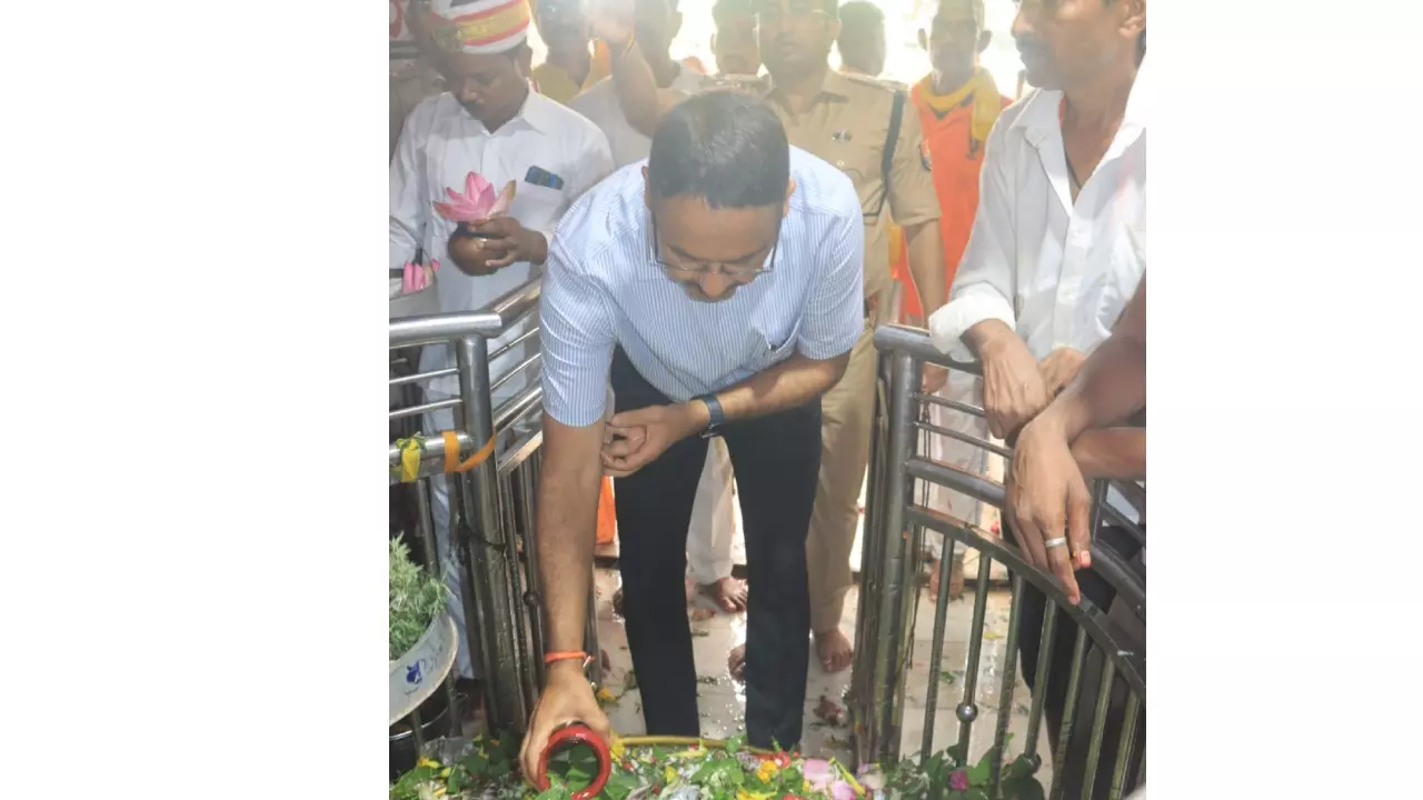 Sant Kabir Nagar News: सावन के पहले सोमवार पर शिव मंदिरों में उमड़ी भक्तों की भीड़