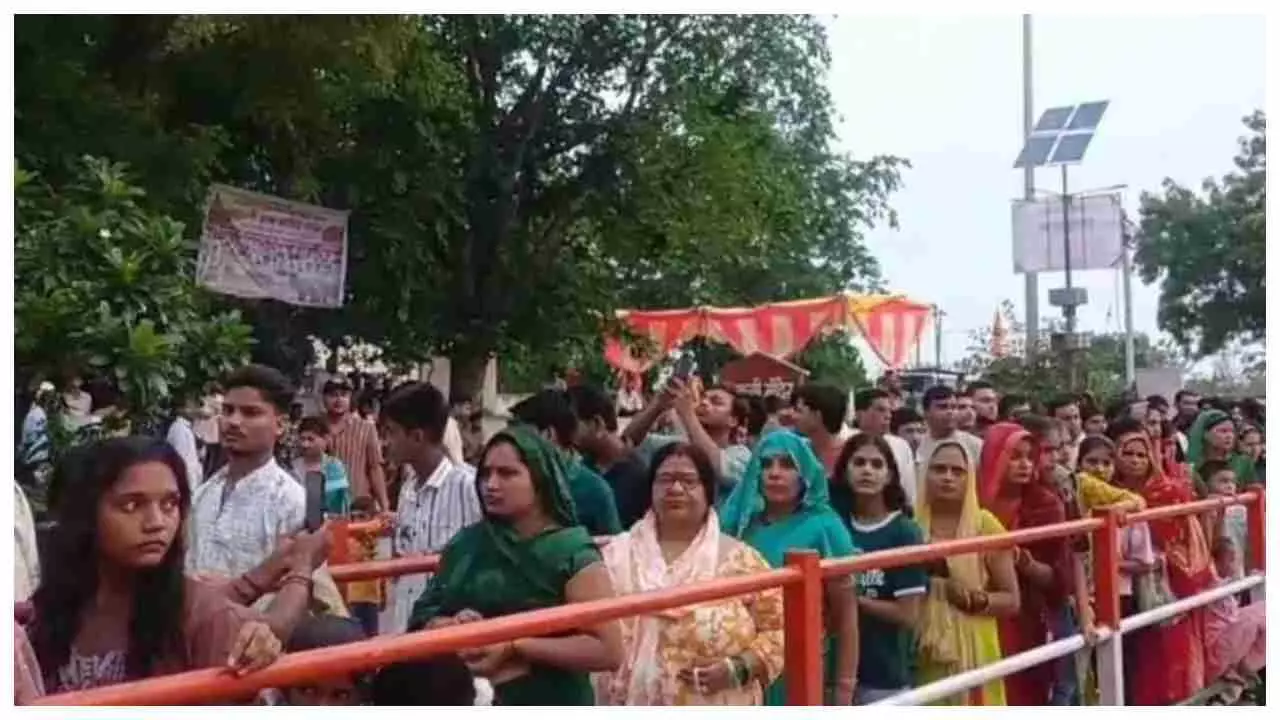 Auraiya News:  सावन के पहले सोमवार को देवकली मंदिर में उमड़ा आस्था का सैलाब, श्रद्धालुओं की लगी लंबी कतारें