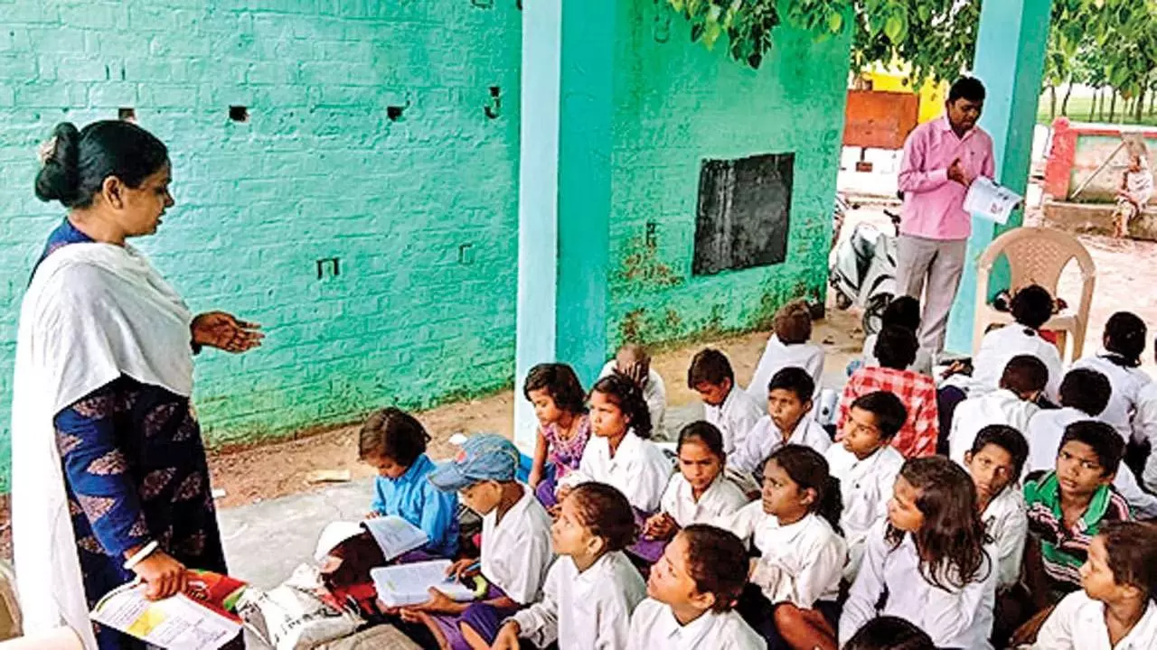UP में बेसिक शिक्षा को लेकर सरकार सख्त ! स्कूल चलो अभियान पर विशेष जोर, शिक्षकों की नियुक्तियों पर कड़े निर्देश