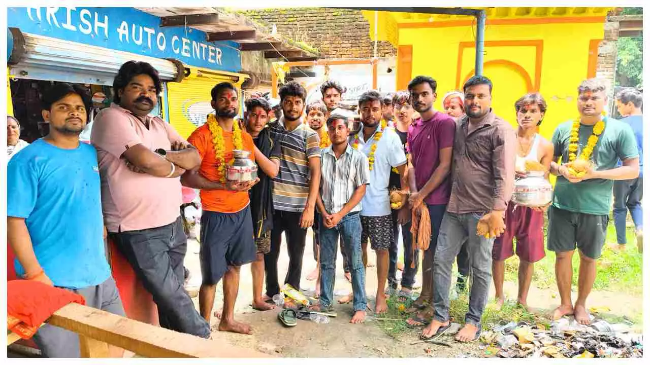 Jhansi News: श्रावण मास में हिंदू-मुस्लिम एकता की अनूठी मिसाल: मोंठ में कांवड़ियों का मुस्लिम भाइयों ने किया स्वागत, 75 कि.मी. साथ चले
