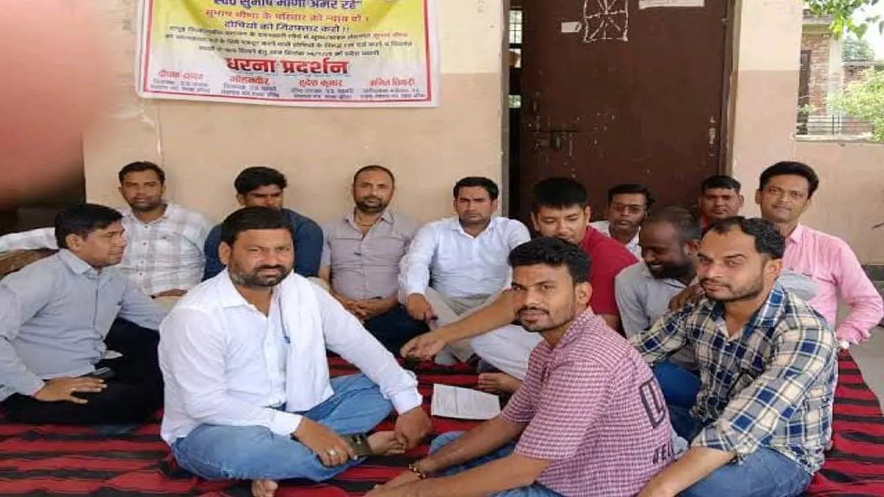 Hapur News: हापुड़ में लेखपाल की मौत से भड़का आक्रोश, तहसील में लेखपाल संघ का धरना प्रदर्शन