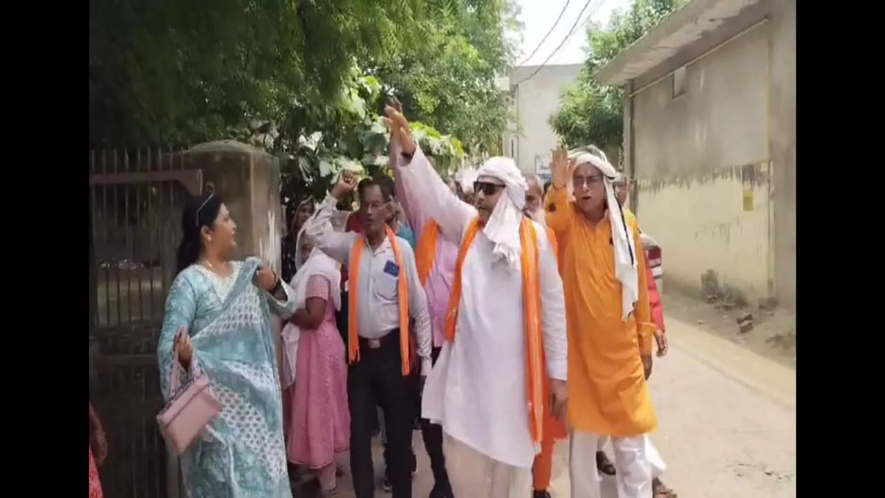 Fatehpur News: अखिल भारत हिंदू महासभा का धरना प्रदर्शन: 4 सूत्रीय मांगों को लेकर जिला पूर्ति कार्यालय में हंगामा