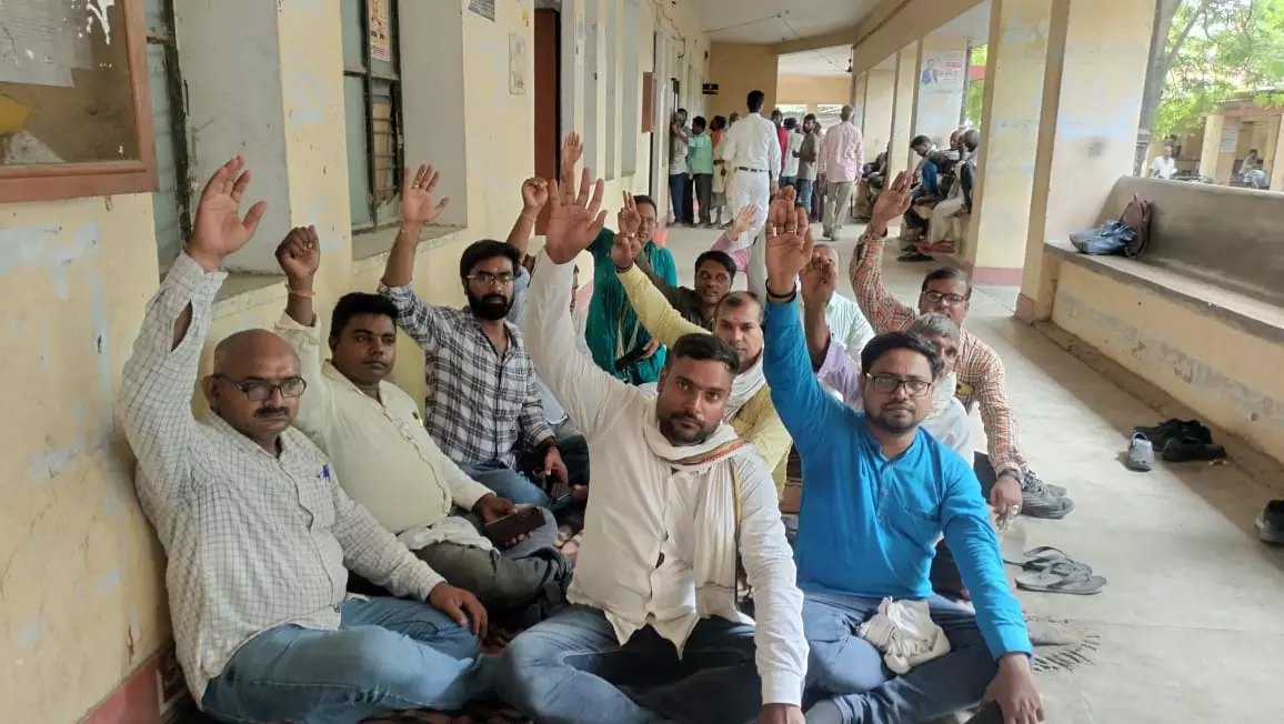 Chandauli News: लेखपाल संघ ने अधिकारियों की प्रताड़ना से लेखपाल की मौत के विरोध में दिया धरना