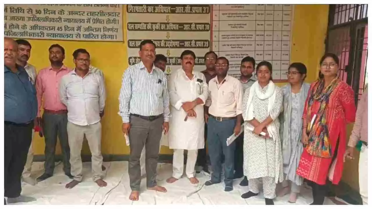 Unnao News: लेखपाल की हृदयविदारक मौत के बाद कार्रवाई की मांग तेज, मुख्यमंत्री को भेजा गया ज्ञापन