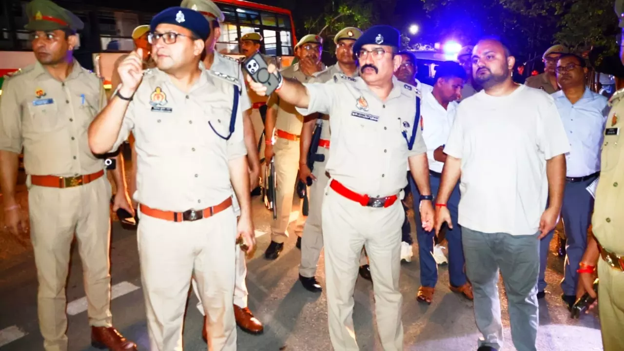 Hapur News: कांवड़ यात्रा में पुलिस बनी शिवभक्तों की हमसफर, कांधा देकर पेश कर रही मानवता की मिसाल
