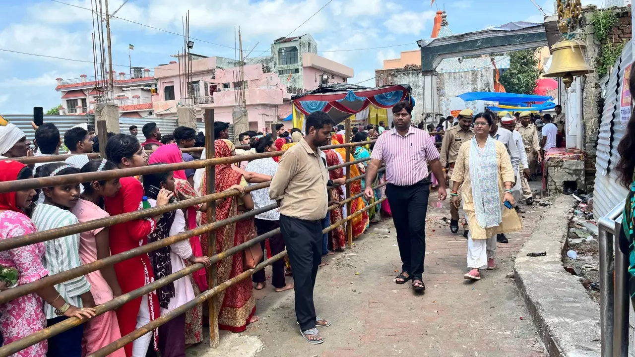 Lakhimpur kheri News: छोटी काशी में उमड़ा शिवभक्तों का सैलाब, प्रशासन ने किया पुष्पवर्षा से स्वागत