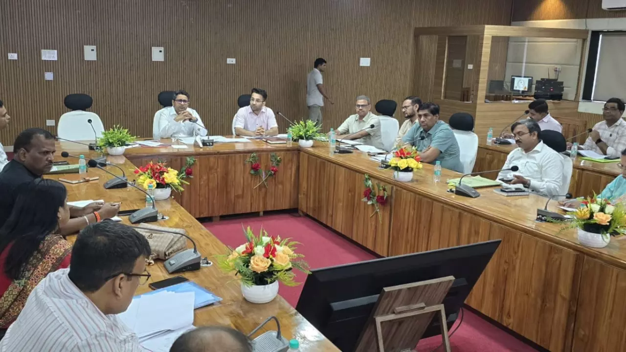 Jhansi News: सीएम डैशबोर्ड रैंकिंग में झांसी 13वें स्थान पर, डीएम ने की विभागीय समीक्षा